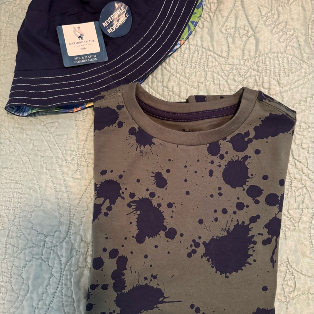 TOMMY BAHAMA tee! Shown w/ sun hat from my closet if u want 2 BUNDLE & SAVE💰💰